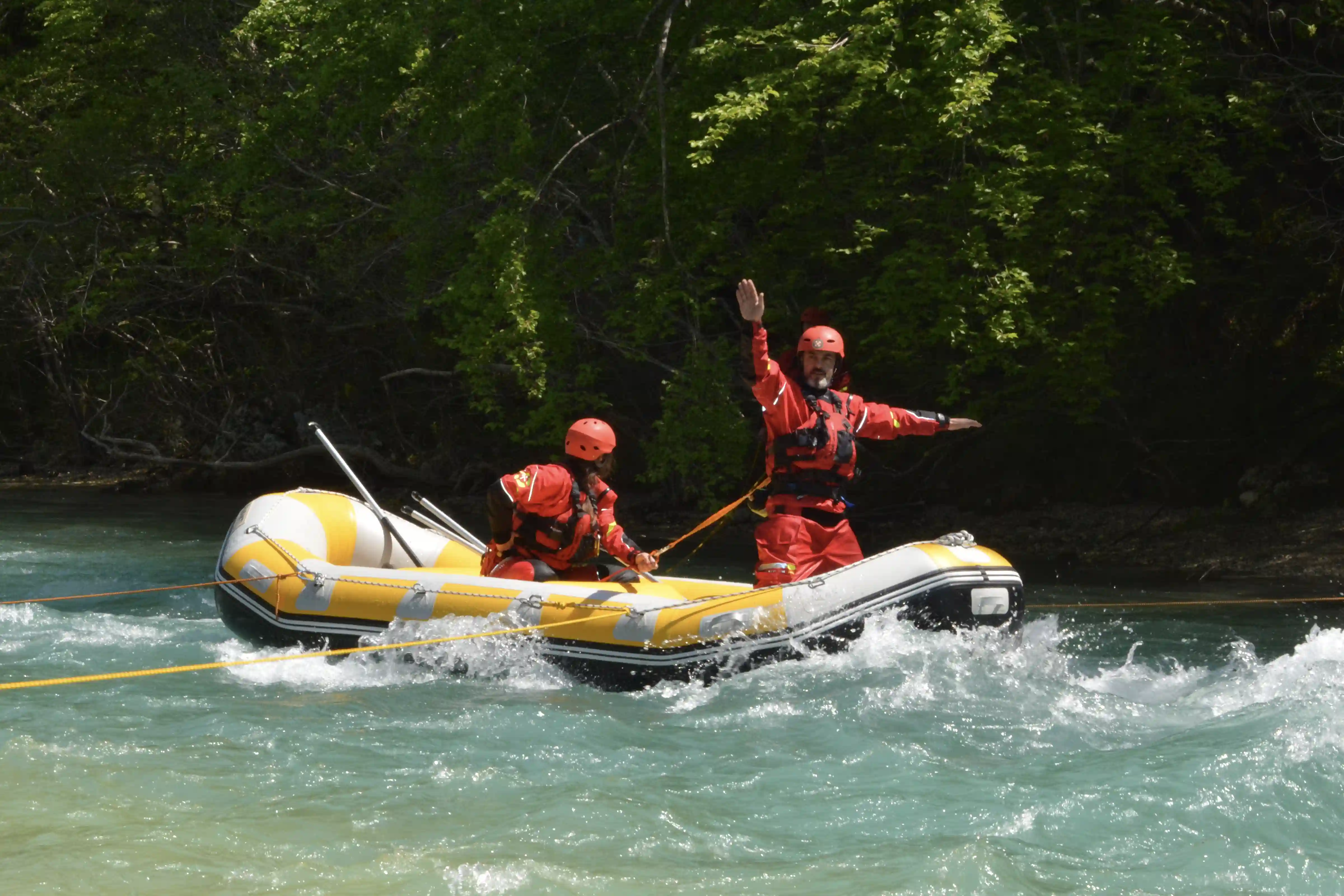 Rescue 3 Swiftwater Rescue Technician Clients Practicing Ferrying A Raft